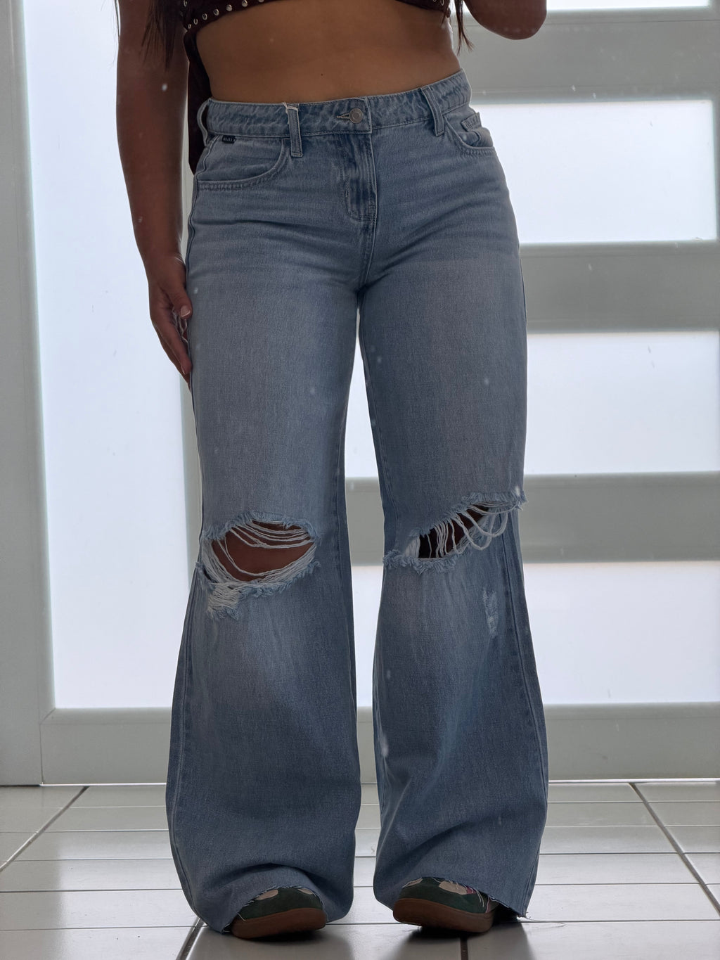 LOW RISE WIDE LEG JEAN